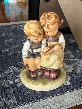 Hummel Goebel #346 The Smart Little Sister TMK-7